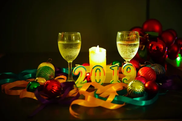 Sektgläser Und Neujahrsdekoration — Stockfoto