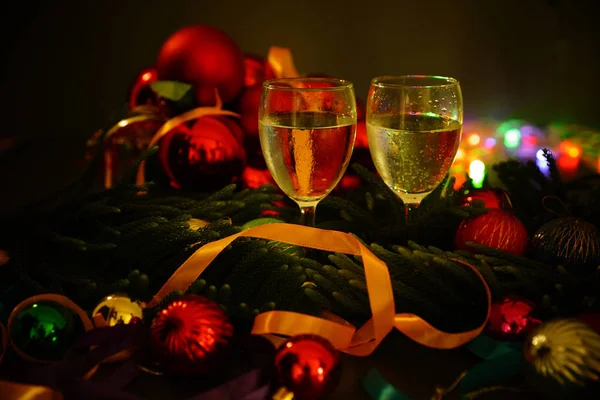 バック グラウンドでのクリスマスの装飾とシャンパンのグラス — ストック写真
