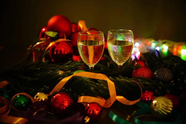 バック グラウンドでのクリスマスの装飾とシャンパンのグラス — ストック写真