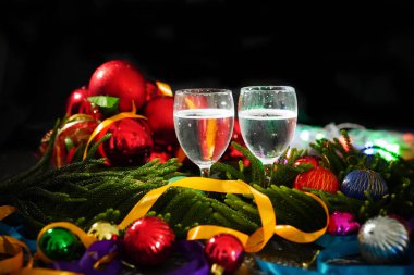 bardak şampanya ile arka planda bir Noel dekorasyonu                          