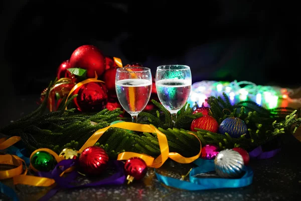 Glas Champagne Med Jul Inredning Bakgrunden — Stockfoto