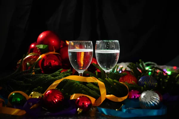 Sektgläser Mit Weihnachtlichem Dekor Hintergrund — Stockfoto