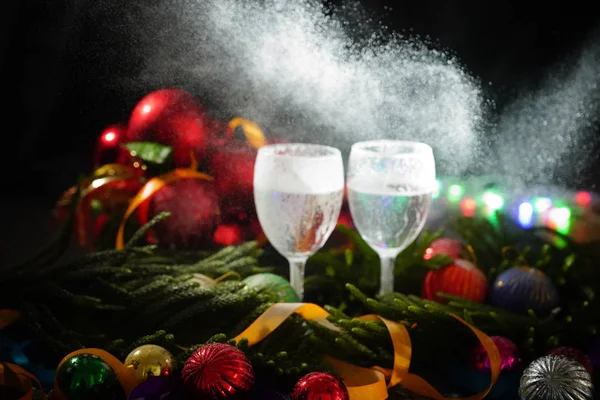 Дві Склянки Шампанського Різдвяним Декором Задньому Плані — стокове фото