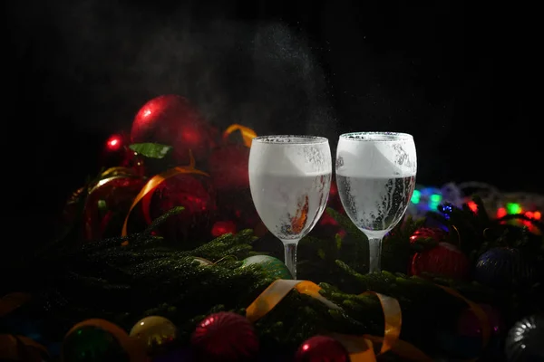 Zwei Gläser Champagner Mit Weihnachtlichem Dekor Hintergrund — Stockfoto