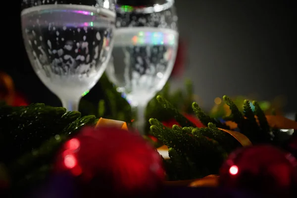 Zwei Gläser Champagner Mit Weihnachtlichem Dekor Hintergrund — Stockfoto