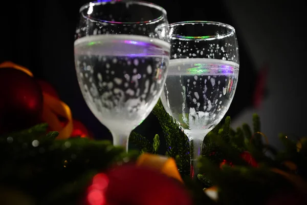 Zwei Gläser Champagner Mit Weihnachtlichem Dekor Hintergrund — Stockfoto