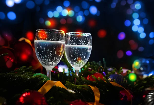 Zwei Gläser Champagner Mit Weihnachtlichem Dekor Hintergrund — Stockfoto