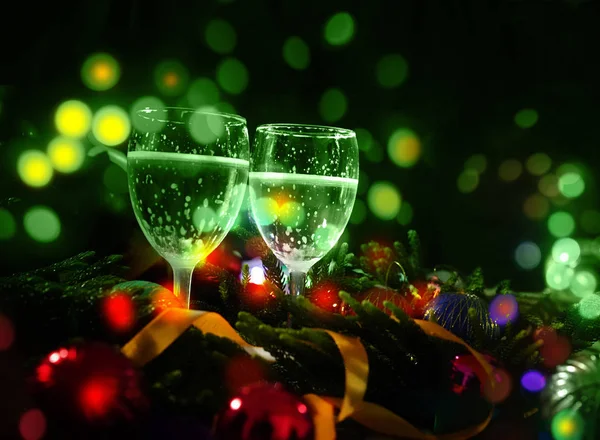 Zwei Gläser Champagner Mit Weihnachtlichem Dekor Hintergrund — Stockfoto