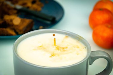 Kahvaltı masasında süt kasesinde bir damla kahve.