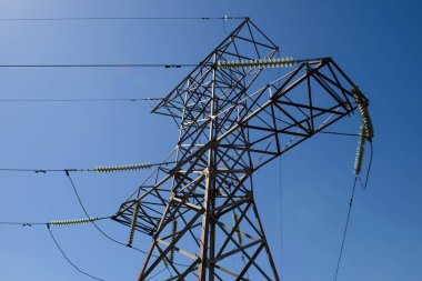 çelik kule mavi gökyüzü arka plan üzerinde bir yüksek voltajlı güç hattı