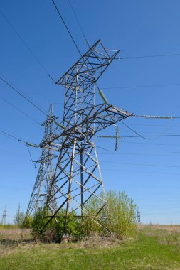 yüksek voltajlı güç hattı mavi gökyüzü arka plan üzerinde çelik kuleler