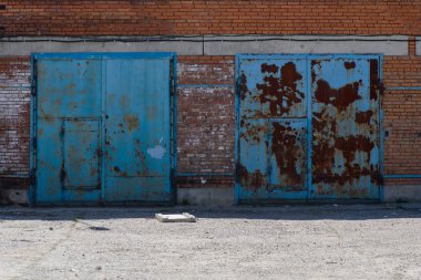 iki eski garaj paslı boyalı kapı ile tuğla