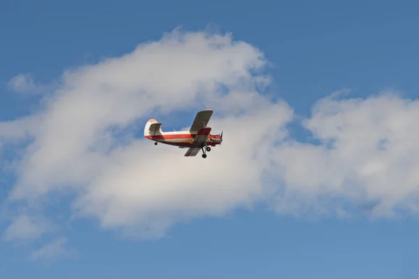 Vieux Biplan Orange Volant Dans Ciel Bleu Avec Des Nuages — Photo