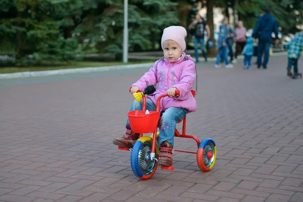 재킷에 소녀는 공원에서 자전거에 — 스톡 사진