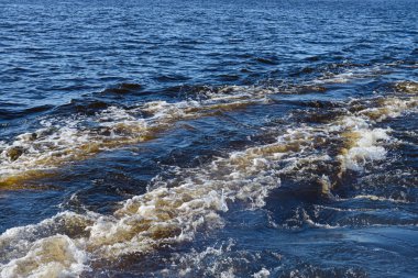 sonrasında su yüzeyinde bir motorlu tekne