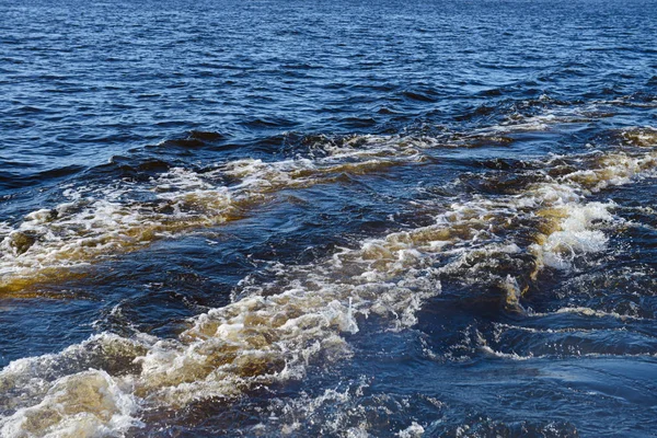 sonrasında su yüzeyinde bir motorlu tekne