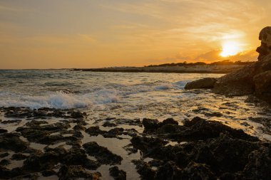 günbatımı ile üzerinde kayalık sahil peyzaj