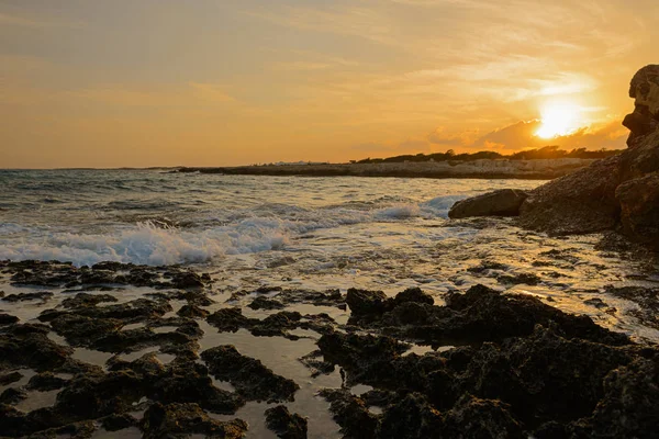 günbatımı ile üzerinde kayalık sahil peyzaj