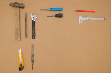 Eski ve pis çeşitli karton bir stand üzerine yalan araçlar araçları