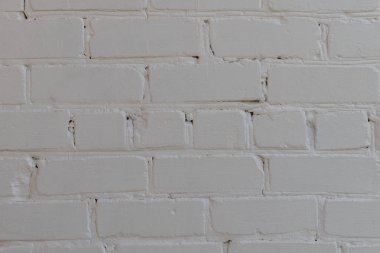 tuğla duvar satırlarının beyaz boya boyalı