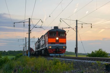 akşam alan aracılığıyla lokomotif bir yük treni ile sürmek