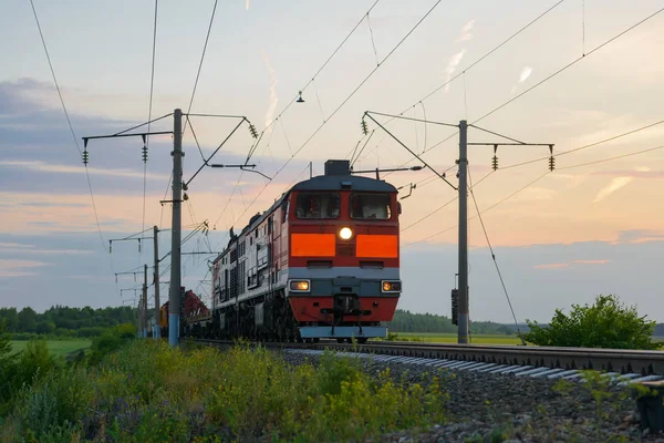akşam alan aracılığıyla lokomotif bir yük treni ile sürmek