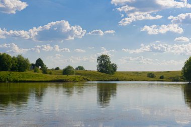 bir göl, ağaçlar ve alanları ile manzara