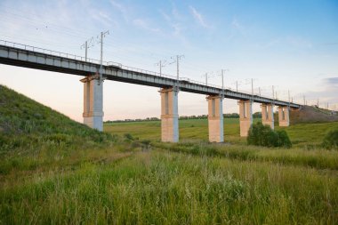 Beton Demiryolu Köprüsü ayağı ile bir dağ geçidi üzerinden