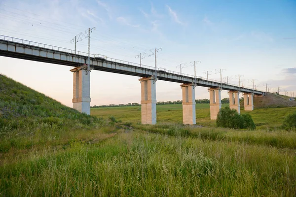 Beton Demiryolu Köprüsü ayağı ile bir dağ geçidi üzerinden