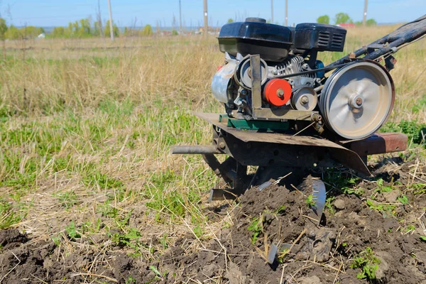 Ploegen Van Het Land Met Hulp Van Een Motor Blok — Stockfoto