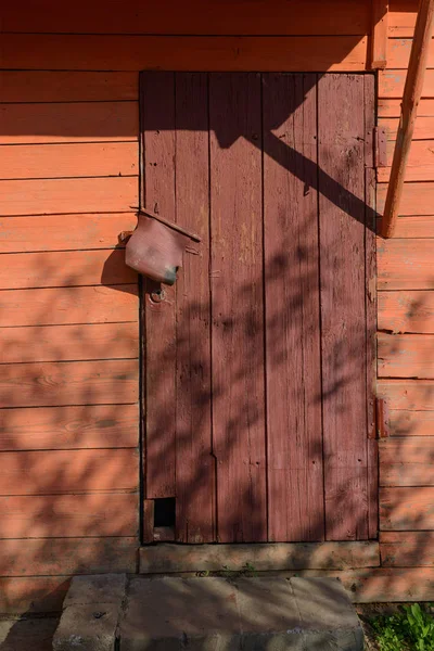 Zamknięta Stare Drzwi Drewniane Pomalowane Czerwono — Zdjęcie stockowe