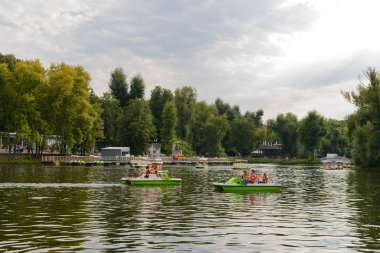 12 Ağustos 2013: İnsanlarla bir Katamaran su birikintisi içinde yolculuk. Gorki Park. Moskova. Rusya.