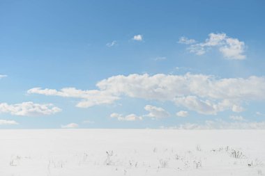 güzel kış manzara mavi gökyüzü ve bulutlar