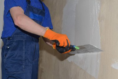 Tulum shpatlyuet duvar beyaz macun ile işçi