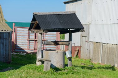 Eski kuyunun köy evinin avlusunda Beton halkalar