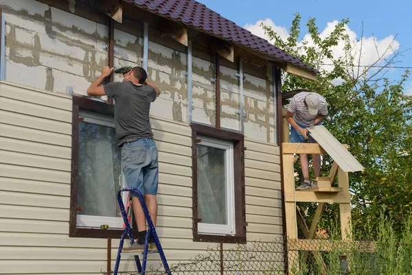 August 2017 Two Workers Polish Apartment Building Vinyl Siding Moskakassy — Stock Photo, Image