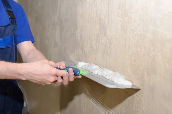 Tulum shpatlyuet duvar beyaz macun ile işçi
