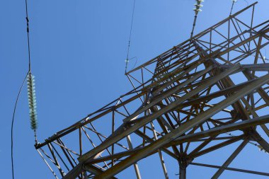 Metal güç kule mavi gökyüzü arka plan üzerinde telleri ile