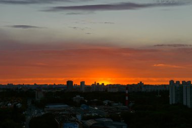 14 Ağustos 2013: Bir parlak kırmızı günbatımı Moskova üzerinden. Moskova. Rusya.