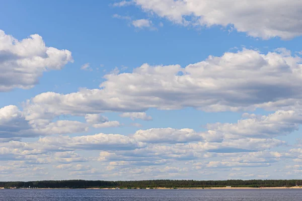 Volga Paysage Fluvial Avec Rivage Boisé Lointain Ciel Avec Des — Photo