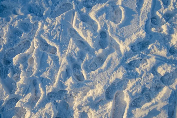 雪の上の人間の靴の乱雑な足跡 — ストック写真