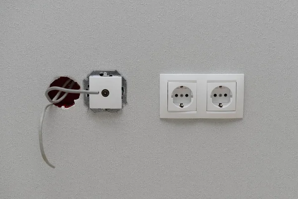 Tomas Corriente Eléctrica Conexión Cables Sobresalientes Pared Con Papel Pintado — Foto de Stock