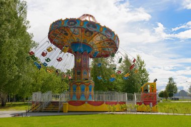 10 Haziran 2018: Birkaç çocuk bir atlıkarınca lunaparktaki binmek. Cheboksary. Rusya.