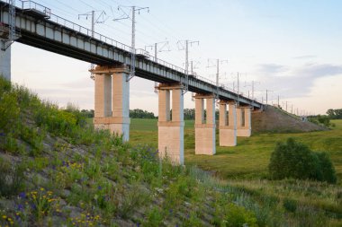 Beton Demiryolu Köprüsü ayağı ile bir dağ geçidi üzerinden