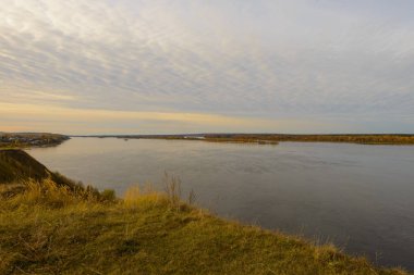 Volga Nehri ile manzara. Yüksek banka yükseklikten görüntüleyin. Sonbahar akşam.