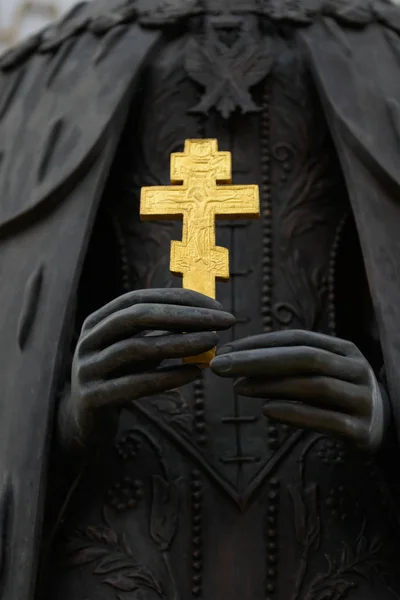 Croix Orthodoxe Dans Les Mains Sculpture — Photo