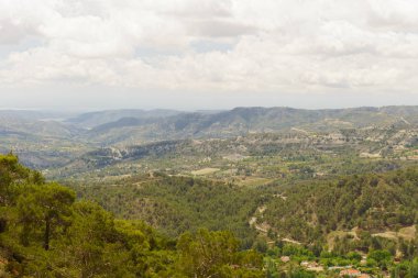 bir yaz günü Kıbrıs adasında dağlık ve engebeli arazide