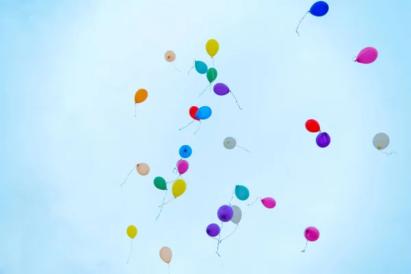Ballons Colorés Remplis Hélium Montent Dans Ciel Bleu — Photo