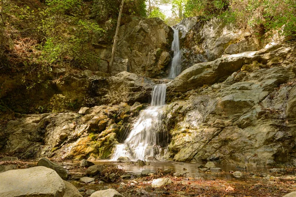 Wasserfall Felsigem Gelände Einem Sonnigen Sommertag — Stockfoto