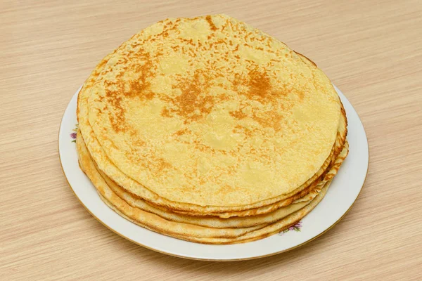 Plato Panqueques Redondos Dorados Recién Horneados Sobre Una Mesa Madera —  Fotos de Stock